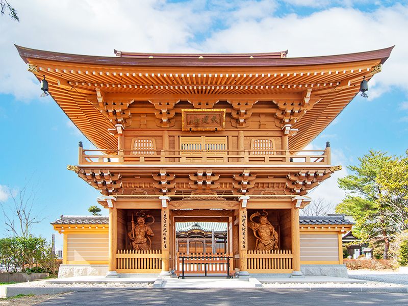木造の山門外観