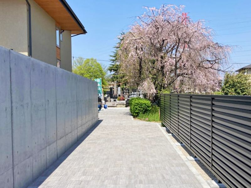 塀沿いの参道