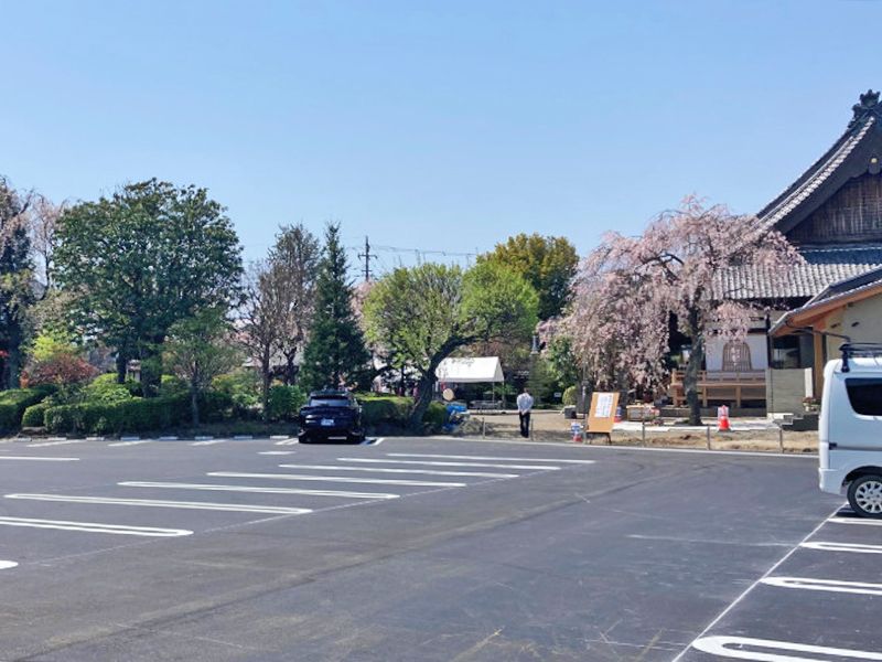 駐車場と建物外観