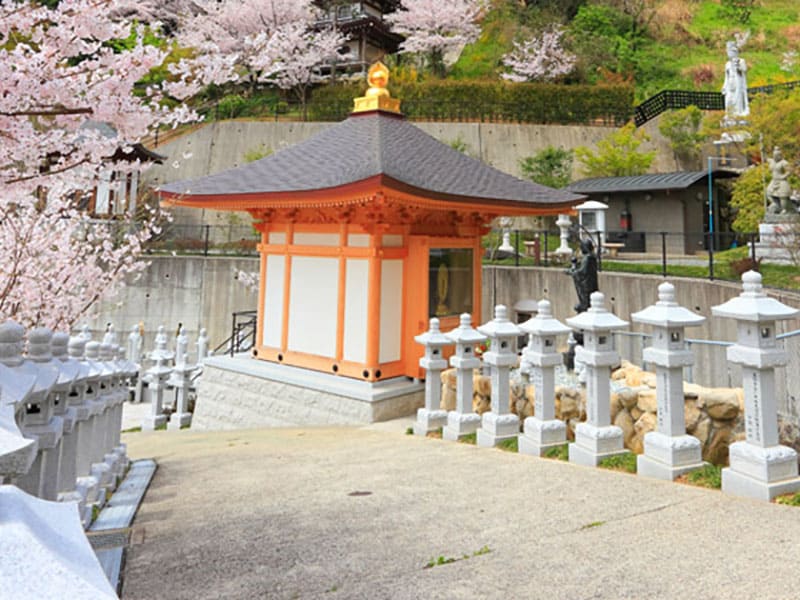 福岡徳純院の寺院境内
