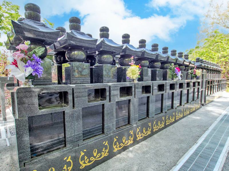 黒い納骨壇の並び