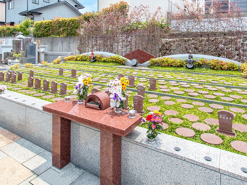 芝生の樹木葬と供花台