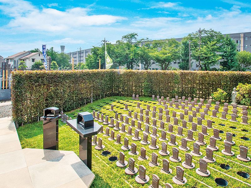 芝生の樹木葬墓地