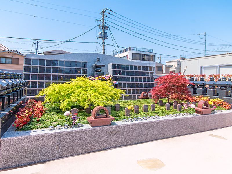 植栽のある墓苑区画