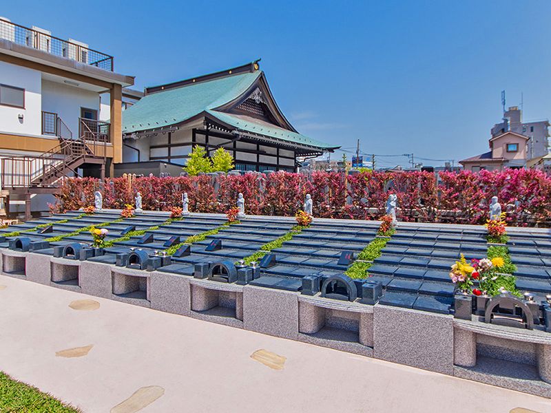 本堂前の石張り墓