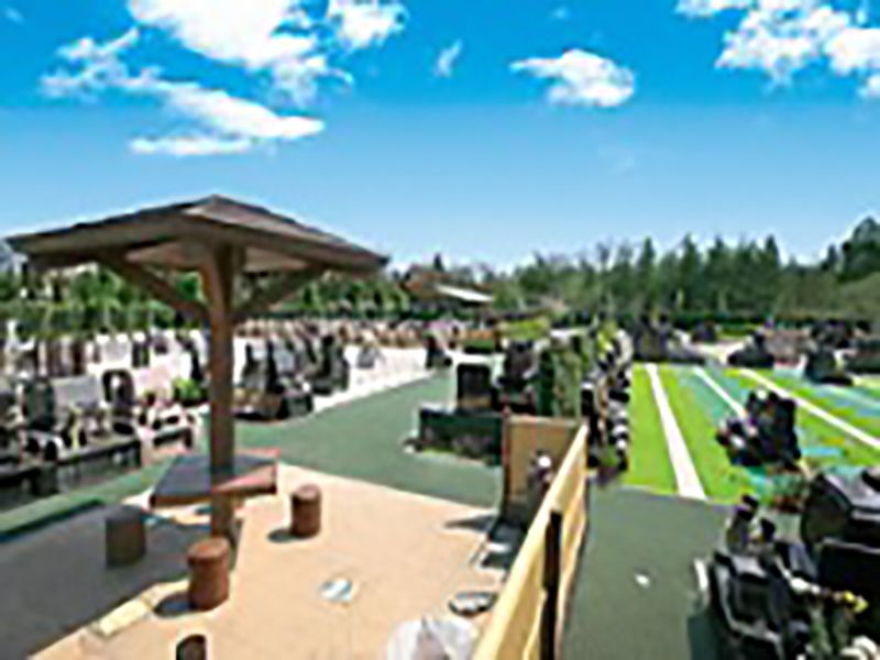 狭山やすらぎ霊園　園内に配置された休憩スペース