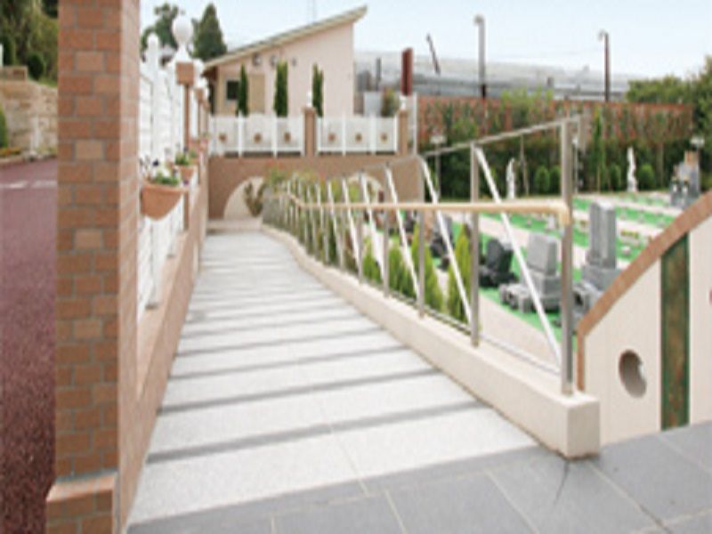 川口さくら霊園の園内スロープ