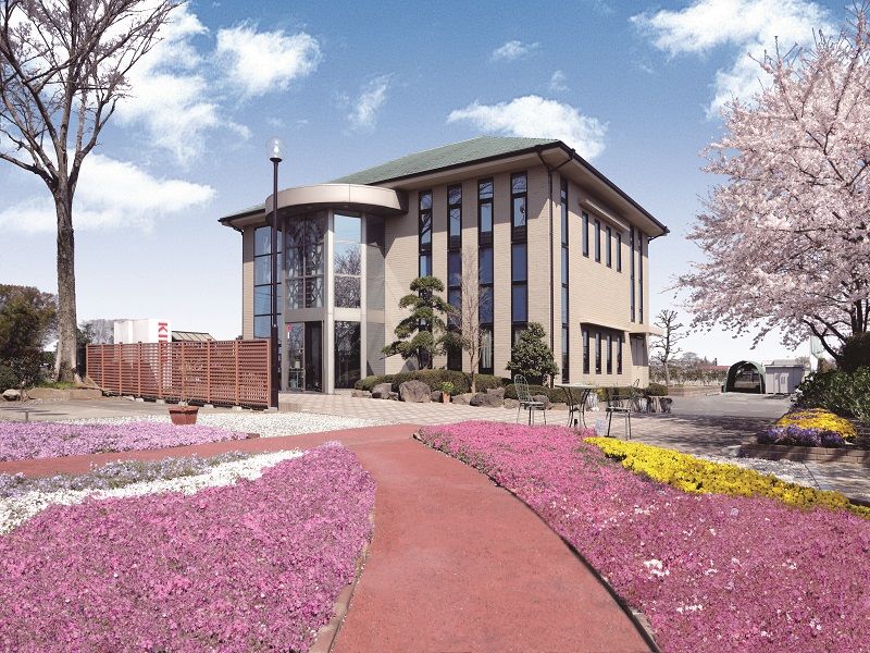 かすかべ東霊園　美しい芝桜と管理棟