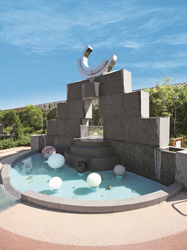 メモリアルパーク天空の杜　「輪廻天性滝門の景」のモニュメント