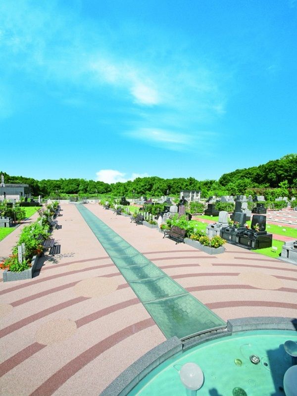 メモリアルパーク天空の杜　自然を感じるひらけた苑内