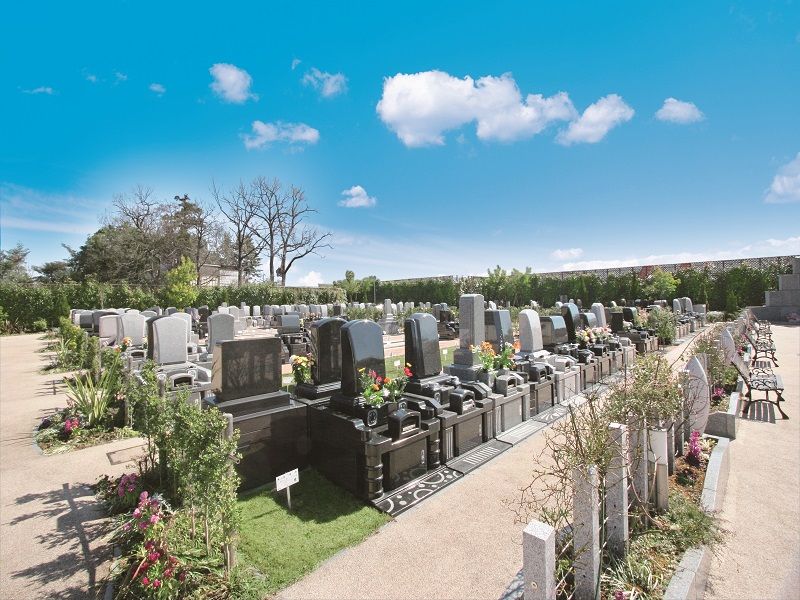 メモリアルパーク天空の杜 花や木が囲む墓域