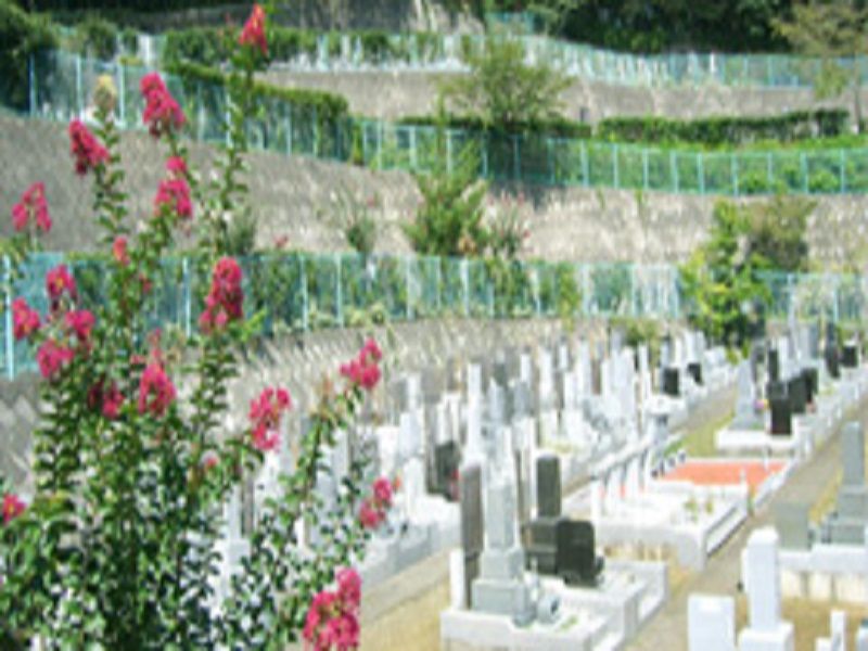 町田聖地霊苑　日当たりの良いひな壇型の霊園風景