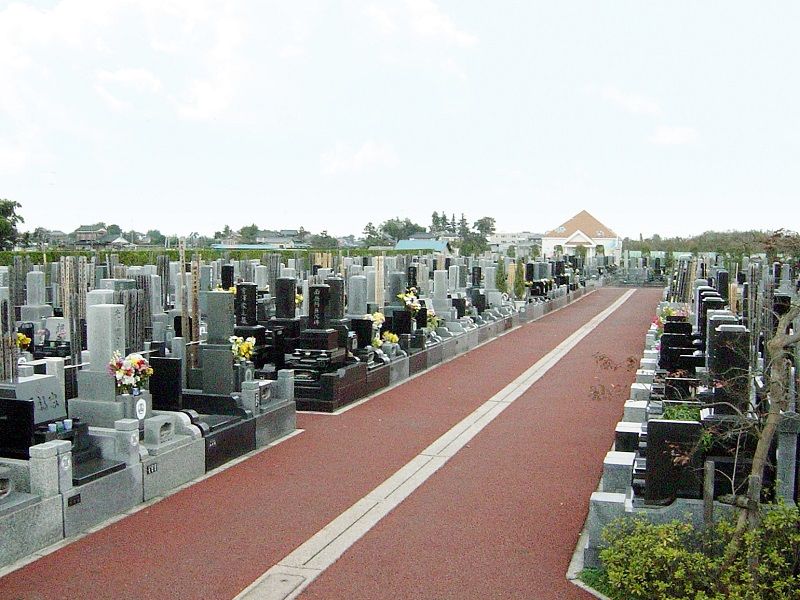 かすかべ東霊園　平坦で広い参道