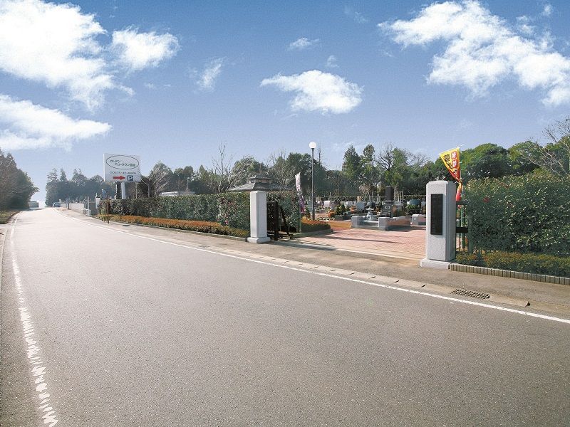 ガーデンニュータウン霊園　広々とした入り口