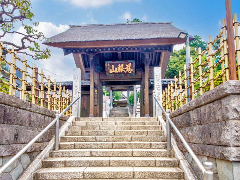 階段上の寺院入口
