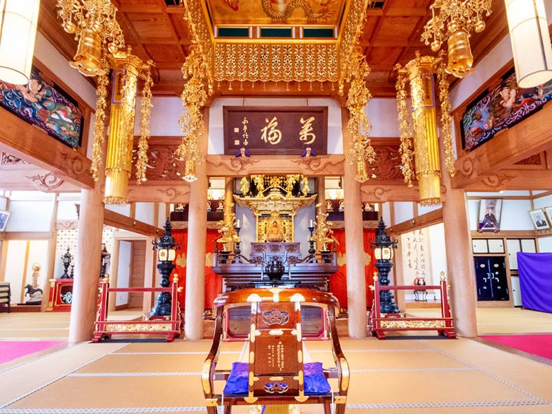 本堂内の祭壇