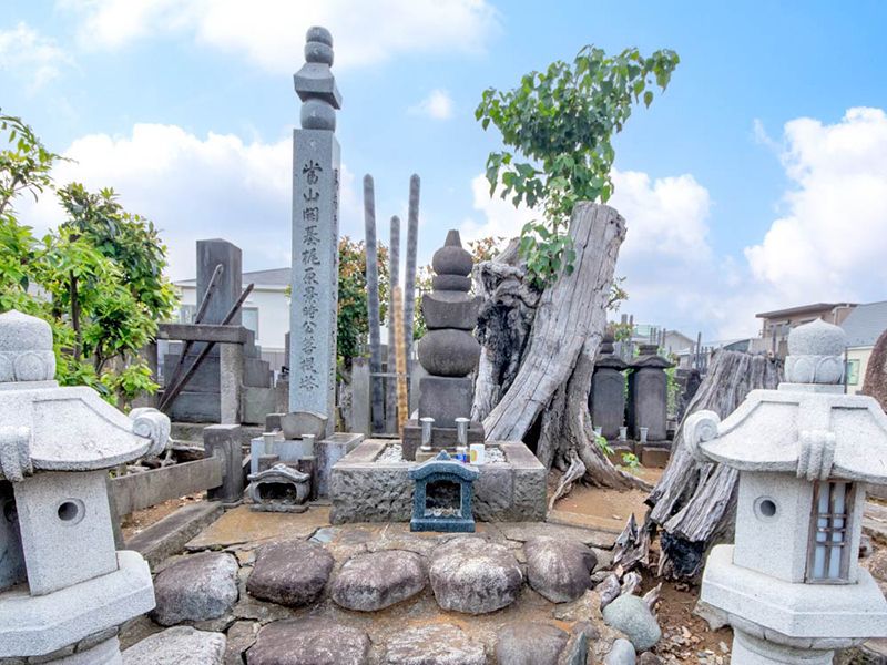 石塔と龍の供養碑