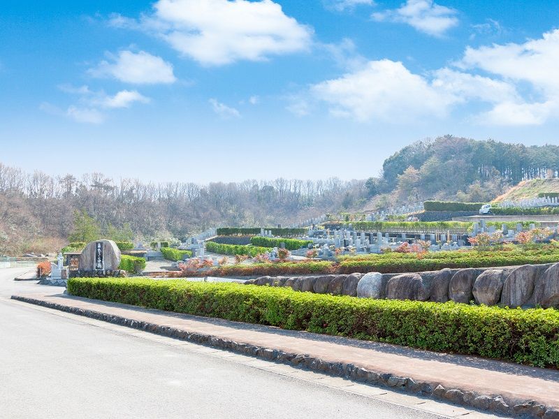 花園むさしの浄苑　日当たり良好で開放的な苑内