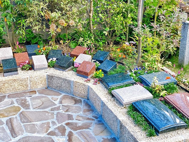 季節ごとの花と、経年により変化する植栽を楽しめます