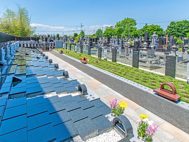 通路沿いの石張り墓