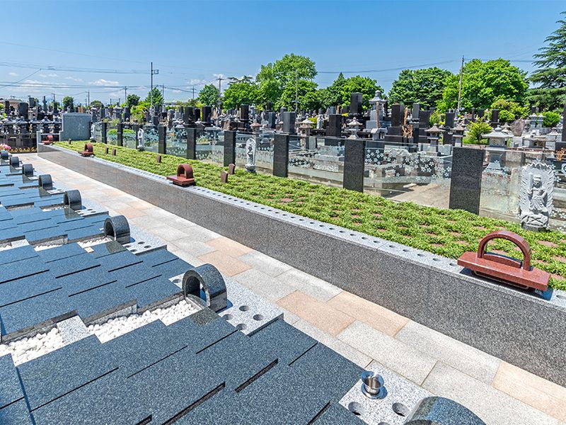 緑地沿いの石張り墓