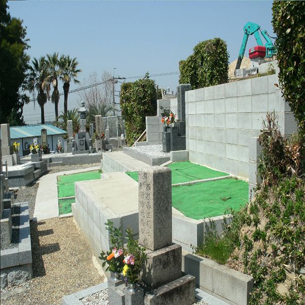 泉南中村区霊園　花が添えられた墓石