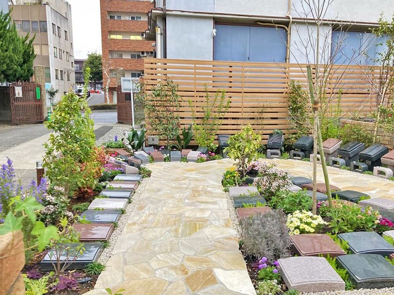 国道1号線から山門を入ってすぐに樹木葬があります