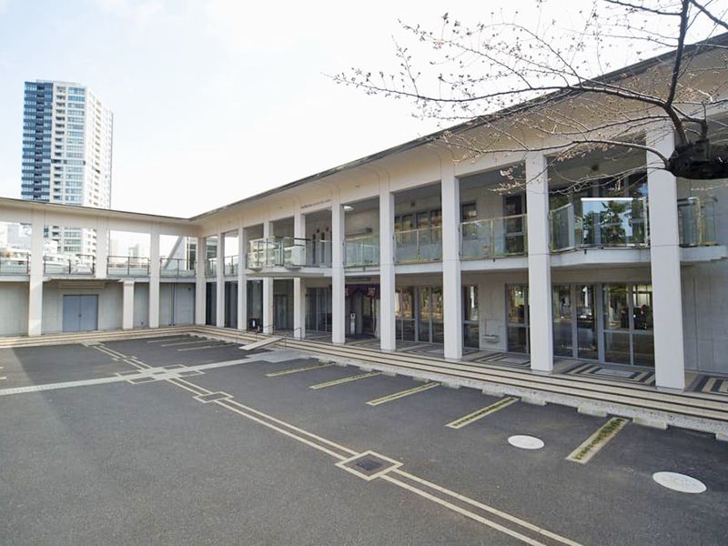 都会の景色に映えるモダンな新客殿