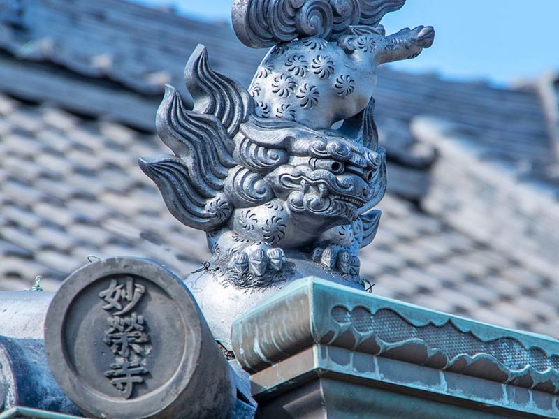 屋根上の装飾像