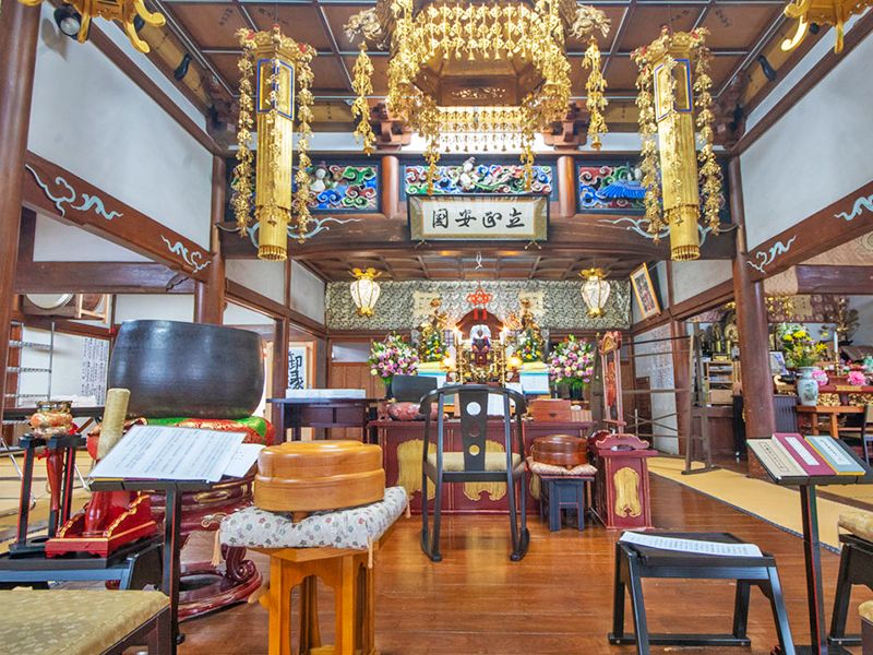本堂内の祭壇