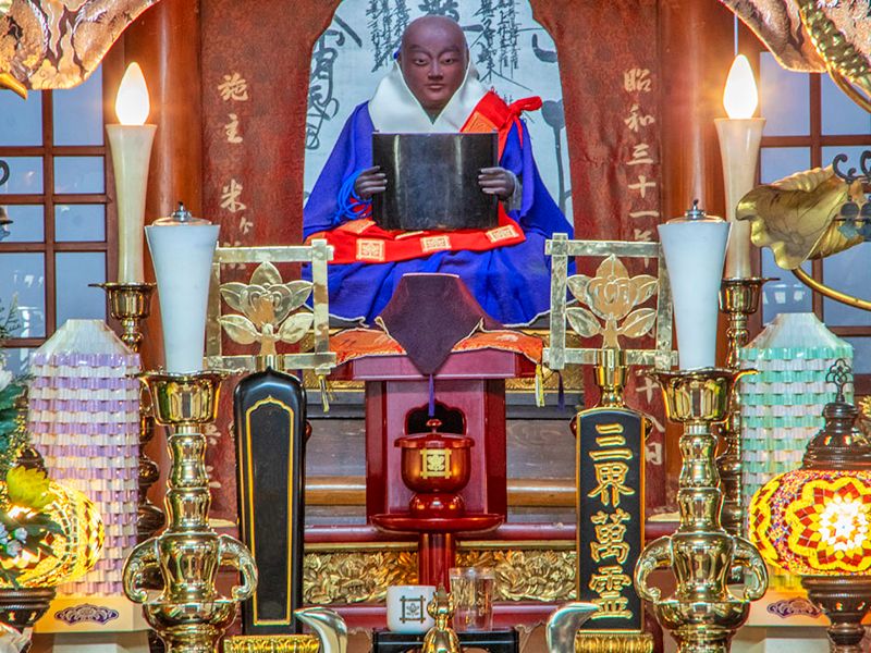 祭壇上の人物像