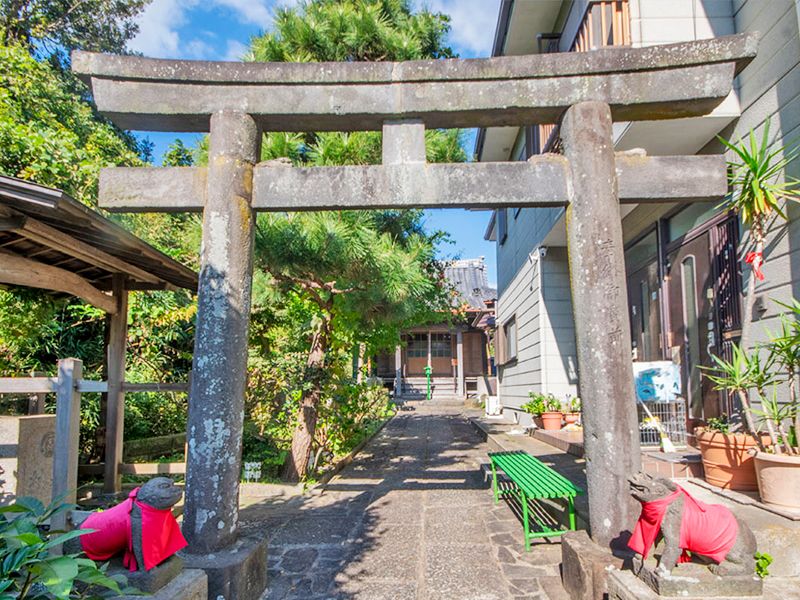 石鳥居のある入口
