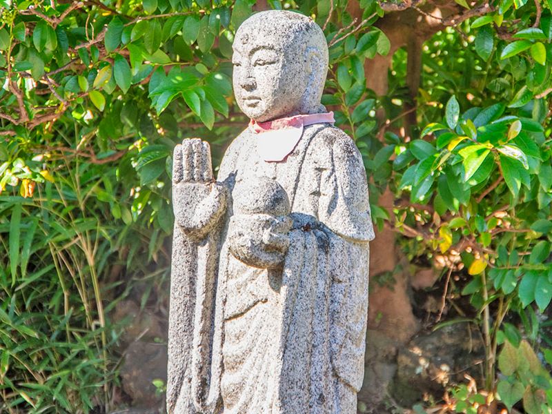木陰の石仏
