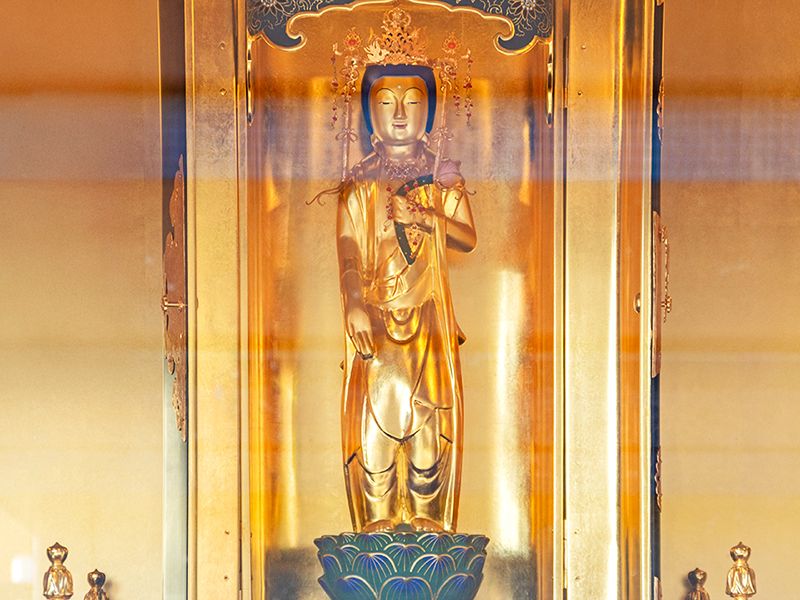厨子内の金色仏像