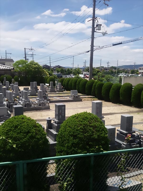 枚方招提墓地　植栽に囲まれた園内