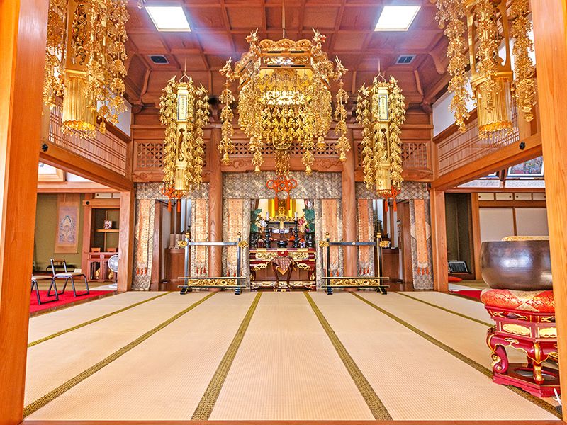 堂内の金色の祭壇
