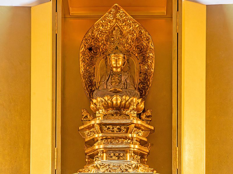 金色の仏像の近景