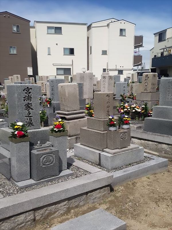 茨田大宮墓地　花が添えられた墓石