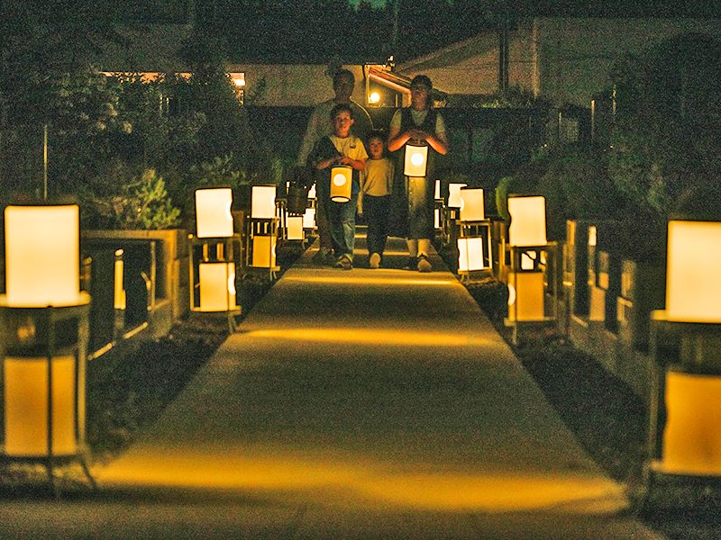 夜間でもランタンの灯りがやさしく照らします