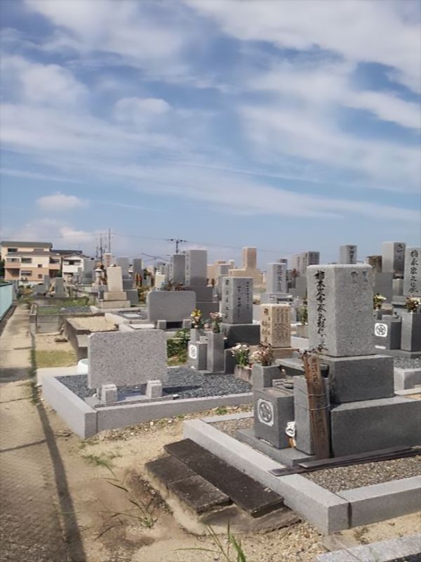 招堤共同墓地　様々な墓石が混在する墓域