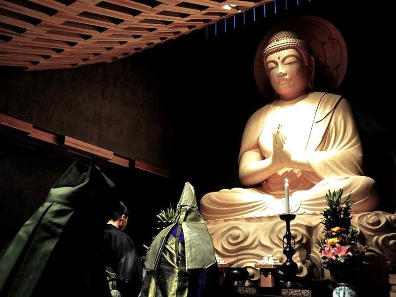 盆や彼岸には、「常経」が厳修され、終日ご供養を行っています