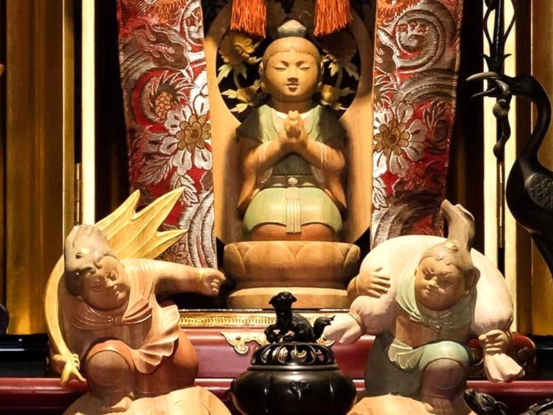 彫刻家・小野直子氏作。雑司ヶ谷七福神の通称「華の福禄寿」と風神雷神です