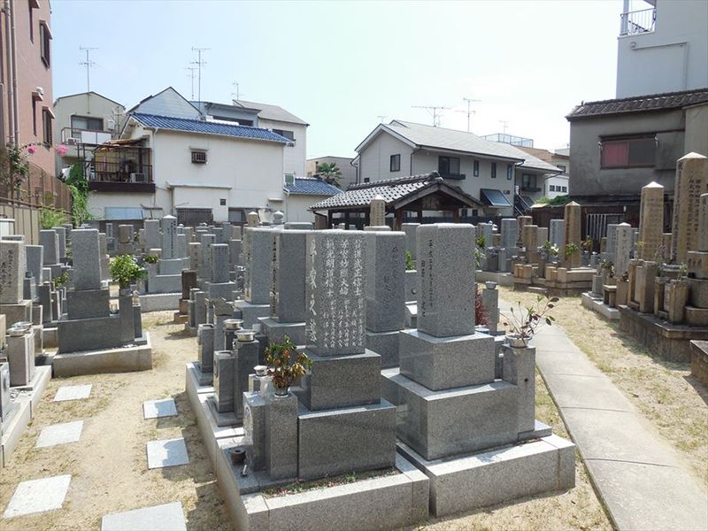 塚本共同墓地
