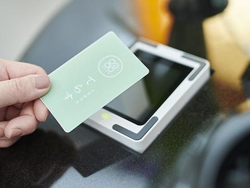 専用カードをかざすだけのモニター式礼拝システム