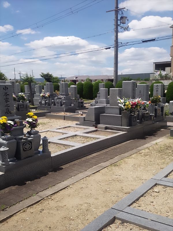 枚方招提墓地　花が供えられた墓石