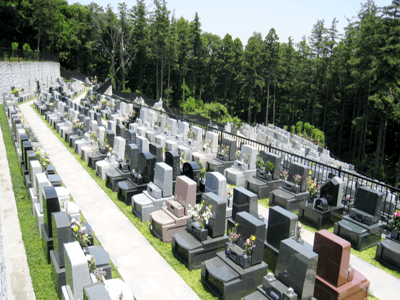 横浜市営 三ツ沢墓地　自然の中にある墓域