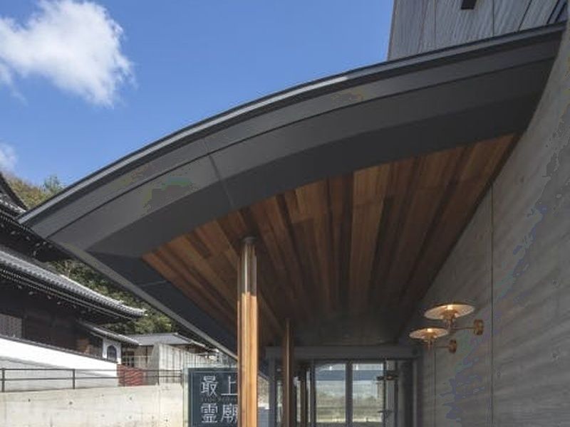 エントランス（安心のバリアフリー設計）