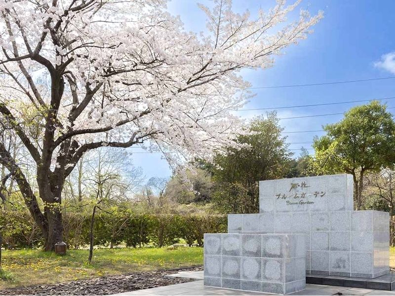 霊園名が刻字されたエントランスの石碑