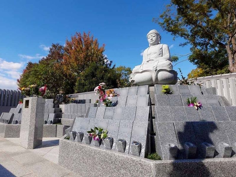 本堂西側樹木葬　椿をシンボルに据えた、大変お求めやすい価格（総額８万円～）の樹木葬です。