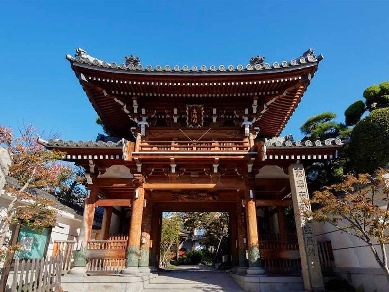 生魂山齢延寺　山門